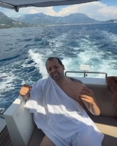 NA LUKSUZNOJ JAHTI: Pevač u nesvakidašnjem izdanju nasred Jadrana zapevao hit Šabana Šaulića (FOTO)