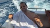 NA LUKSUZNOJ JAHTI: Pevač u nesvakidašnjem izdanju nasred Jadrana zapevao hit Šabana Šaulića (FOTO)