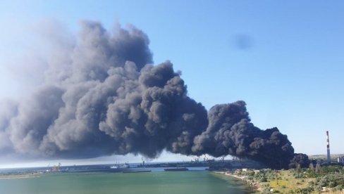 PAKLENA NOĆ NA KRIMU: Ukrajinci silovito udarili, gore naftni terminali, Kerčki most satima zatvoren (VIDEO)