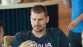 JOKIĆ NAPRAVIO ŠOU U KAFANI! Pogodila ga ova pesma, zapevao kultni hit, pa zagrlio poznatog pevača! (VIDEO)