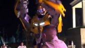 NE ĐUSKAJU SAMO UZ KOLO: Pogledajte kako robot igra dok peva Baja Mali Knindža (VIDEO)