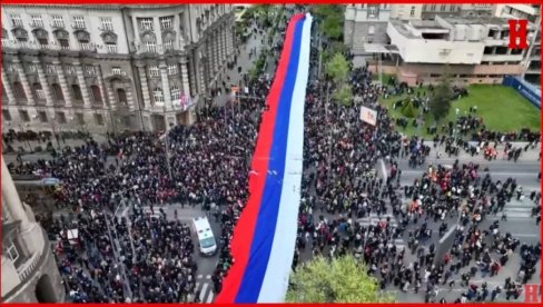 ZA NAŠU SRBIJU! Žena koja je šila najveću trobojku za skup "Srbija naša porodica" otkriva: Krojili smo je i dan i noć