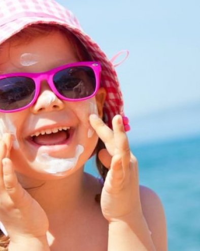 KAKO DA NANESETE KREMU ZA SUNČANJE DETETU: Jedna mama je otkrila genijalan trik
