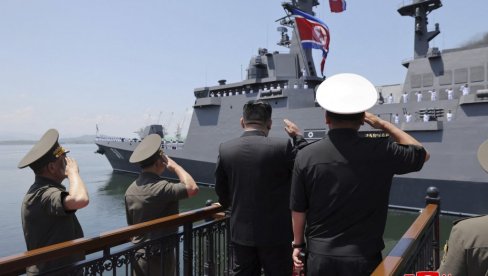 SEVERNA KOREJA PUSTILA U RAD NOVI RAZARAČ: Kim pokazao novu zver, teška je 5.000 tona (FOTO/VIDEO)