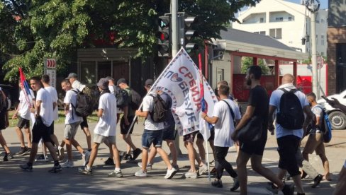 ВИЈОРИ СЕ СРБИЈА ПОБЕЂУЈЕ  НОВОСАДСКИМ УЛИЦАМА: Грађани кренули из Новог Сада пешке на скуп у Београду (ВИДЕО)