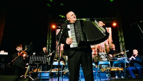 ПРЕПУН ДОМ КУЛТУРЕ У ЛОЗНИЦИ:  Сусрет поводом јубилеја хармоникаша Драгана Ковачевића Струје (ФОТО)