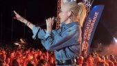 ДРУШТВЕНЕ МРЕЖЕ ГОРЕ ЗБОГ МОДНОГ ИЗДАЊА ЈЕЛЕНЕ РОЗГЕ: Има 48 година, а полугола изашла на сцену (ВИДЕО)