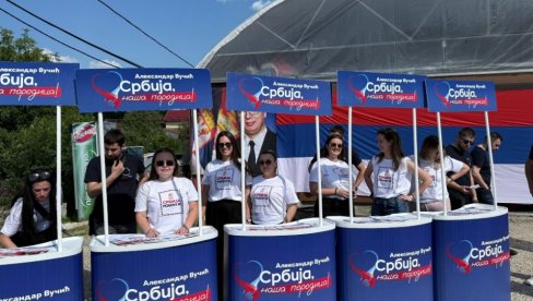 НАРОД ЧЕКА ВУЧИЋА: Грађани се окупили у Опланићима (ФОТО)