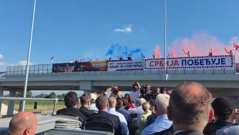 ACO, SRBINE Građani sa nadvožnjaka pozdravljaju predsednika Vučića tokom obilaska deonice autoputa Adrani-Preljina (VIDEO)