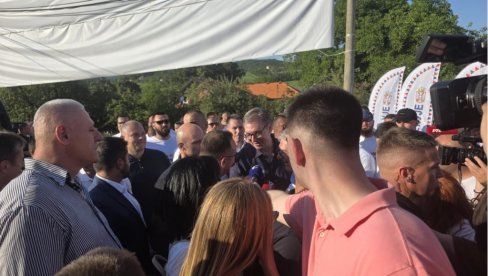 PROSLAVA VELIKOG USPEHA SRBIJE: Vučić u Oplanićima (FOTO/VIDEO)
