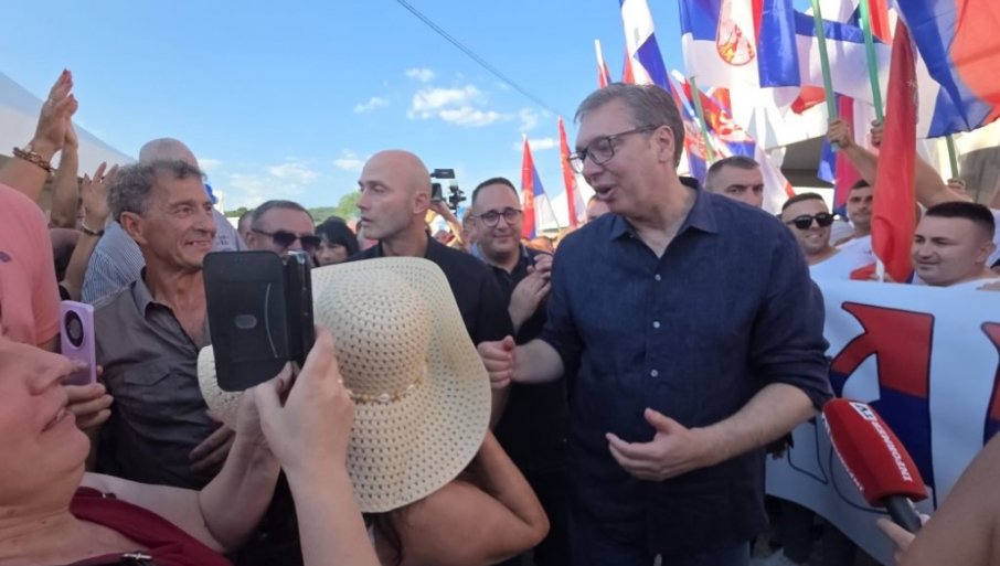 DOČEK VUČIĆA U OPLANIĆIMA: Predsedniku na poklon ikona