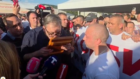 СПЕЦИЈАЛАН ПОКЛОН ЗА ПРЕДСЕДНИКА: Срби са КиМ даривали Вучићу икону Кнеза Лазара, он је целивао