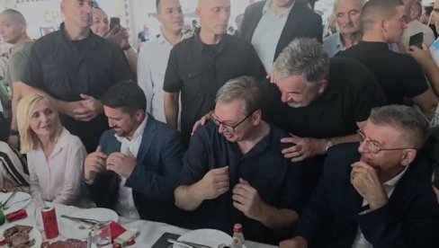 VUČIĆ ZAIGRAO SA GRAĐANIMA: Neverovatna atmosfera i veselje u Oplanićima (VIDEO)