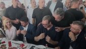 VUČIĆ ZAIGRAO SA GRAĐANIMA: Neverovatna atmosfera i veselje u Oplanićima (VIDEO)