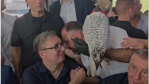 U OPLANIĆIMA I ŽENKA ARKTIČKOG SOKOLA: Klub Kraljevih Sokolara iznenadio predsednika Vučića (VIDEO)