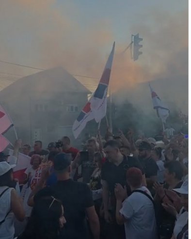 ГРОЦКА УЗ ВУЧИЋА: Грађани изашли на улице, спремају се за велики сутрашњи скуп, па познатом поруком ујединили Србију (ВИДЕО)