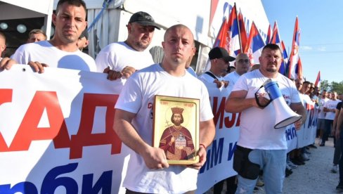 SPECIJALAN POKLON ZA PREDSEDNIKA: Srbi sa KiM darivali Vučiću ikonu Kneza Lazara, on je celivao