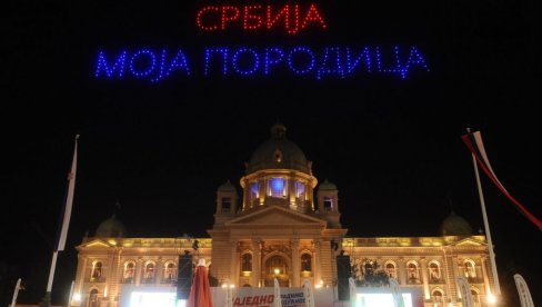 ДРОН ШОУ ИСПРЕД СКУПШТИНЕ: Србија једна породица (ВИДЕО)