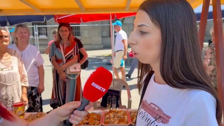 VUČIĆ JE OD GRADA GLADI, NAPRAVIO SREDIŠTE RAŠKOG OKRUGA: Kraljevčanke u znak zahvalnosti pripremile posluženje za građane na skupu (VIDEO)