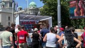 ШТАНД СА МАЈИЦАМА И РЕКВИЗИТИМА РАДИ ПУНОМ ПАРОМ: Грађани се окупљају у великом броју (ФОТО)