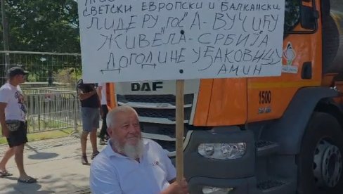 DOŠAO SAM DA PODRŽIM SVETSKOG, EVROPSKOG I BALKANSKOG LIDERA Srbin iz Metohije porukom oduševio naciju (VIDEO)