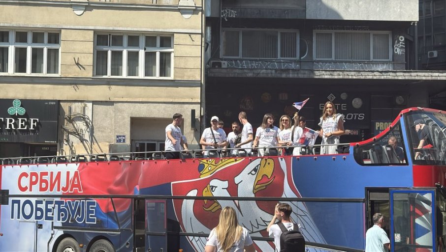 PRELEPE SCENE U BEOGRADU: Mladi u autobusu sa zastavom Srbije poručuju da „Srbija pobeđuje“
