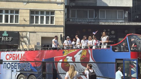 ПРЕЛЕПЕ СЦЕНЕ У БЕОГРАДУ: Млади у аутобусу са заставом Србије поручују да „Србија побеђује“