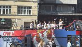 ПРЕЛЕПЕ СЦЕНЕ У БЕОГРАДУ: Млади у аутобусу са заставом Србије поручују да „Србија побеђује“