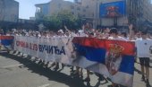 МОЋНО! Река младих људи прелази Бранков мост и иде на скуп Србија једна породица (ВИДЕО)
