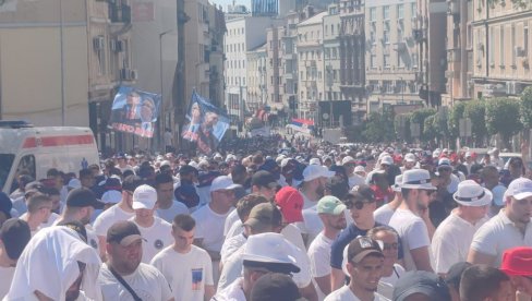 SKANDIRAJU VUČIĆU: Sve više ljudi stiže na skup Srbija jedna porodica (VIDEO)