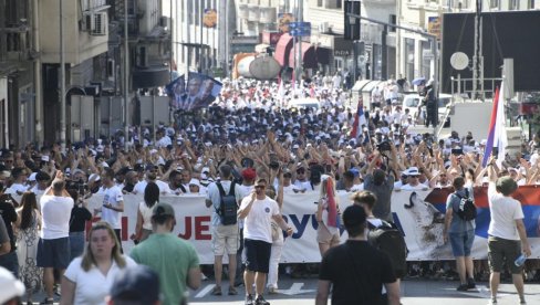 VELIČANSTVENI KORTEO! Desetak hiljada mladih stiže na skup Srbija jedna porodica, pogledajte moćne prizore (FOTO/VIDEO)