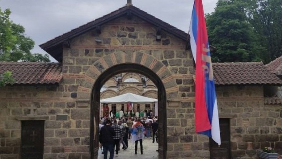 SVEČANA VIDOVDANSKA AKADEMIJA ODRŽANA U GRAČANICI Petković: Srbija uz svoj narod na KiM