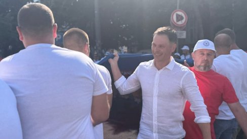 SINIŠA MALI SA GRAĐANIMA NOSI ZASTAVU: Trobojka ponosno kreće ulicama Beograda (FOTO)