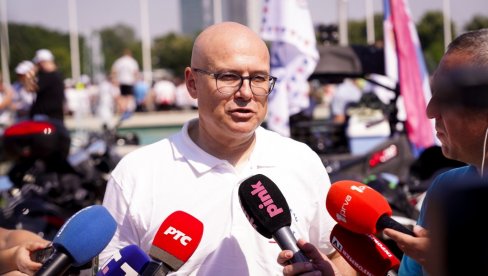 ВУЧЕВИЋ: Блокадери истовремено презире и диве се Вучићу