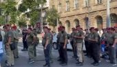 RATNI VETERANI STIŽU PRED NARODNU SKUPŠTINU: Snažna podrška predsedniku Vučiću na skupu „Srbija jedna porodica“