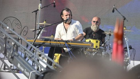 ACA LUKAS ZAPOČEO KONCERT ISPRED SKUPŠTINE PESMOM „OVO JE SRBIJA“: Neverovatna atmosfera na skupu „Srbija jedna porodica“