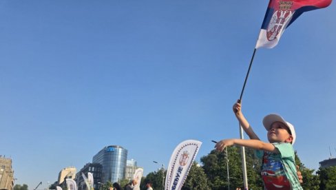 ACO, SRBINE: Dečak maše trobojkom, narod skandira, Vučić na bini (VIDEO)