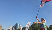ACO, SRBINE: Dečak maše trobojkom, narod skandira, Vučić na bini (VIDEO)