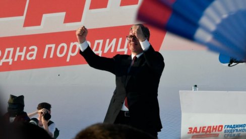 PONOSAN NA NAŠ NAROD, ZAJEDNO MOŽEMO SVE Predsednik podelio kadrove velelepnog skupa Srbija jedna porodica (VIDEO)
