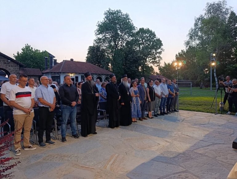 Biće Srba i Vidovdana na ovim prostorima: Liturgijom u Gračanici i parastosom kraj spomenika na Gazimestanu obeležava se veliki praznik