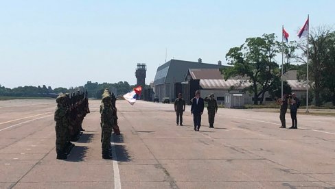 MOĆNA ARMIJA BATAJNICI: Vučić na prikazu novih sredstava Vojske Srbije (FOTO/VIDEO)