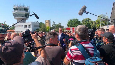 MOĆNA ARMIJA U BATAJNICI: Vučić na prikazu novih sredstava Vojske Srbije (FOTO/VIDEO)