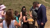 ПРАВО СРПСКО ДОМАЋИНСТВО: Вучић у посети породици Вељковић