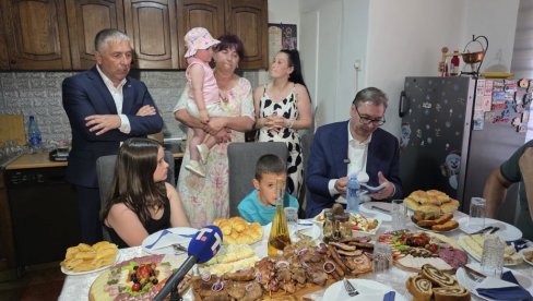 PRAVO SRPSKO DOMAĆINSTVO: Vučić u poseti porodici Veljković