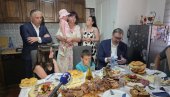 PRAVO SRPSKO DOMAĆINSTVO: Vučić u poseti porodici sa petoro dece