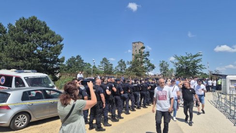 ŠIPTARSKI SPECIJALCI DOŠLI NA GAZIMESTAN: Srbi naterani da izlaze jedan po jedan (FOTO)