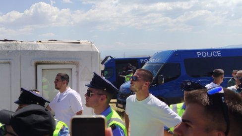 KURTIJEV PRITISAK NA NAŠ NAROD NA GAZIMESTANU: Srbe držali u obruču na visokoj temperaturi, pravili špalire i odgurivali ljude