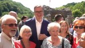 VUČIĆ SA NARODOM U MANASTIRU RAVANICA: Predsednik se poklonio moštima Kneza Lazara