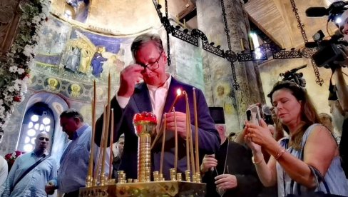 PREDSEDNIK SE POKLONIO MOŠTIMA KNEZA LAZARA NA VIDOVDAN: Vučić sa narodom u manastiru Ravanica