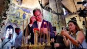 ВУЧИЋ СА НАРОДОМ У МАНАСТИРУ РАВАНИЦА: Председник се поклонио моштима Кнеза Лазара